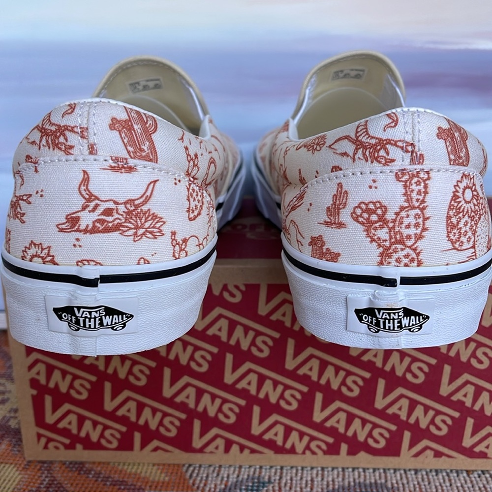 Vans Men’s Classic Slip-On 
Desert Vibes Turtledove/Tr Wht
VN0A5JLX8NL
Sneakers - Picture 14 of 16